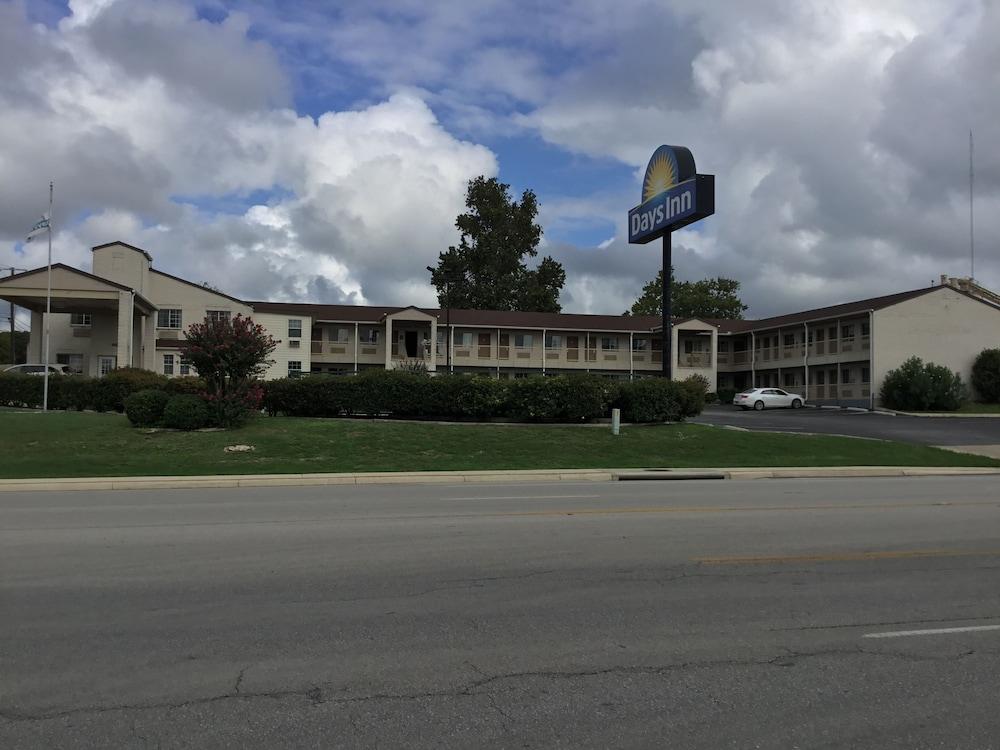 Days Inn By Wyndham Кервилл Экстерьер фото