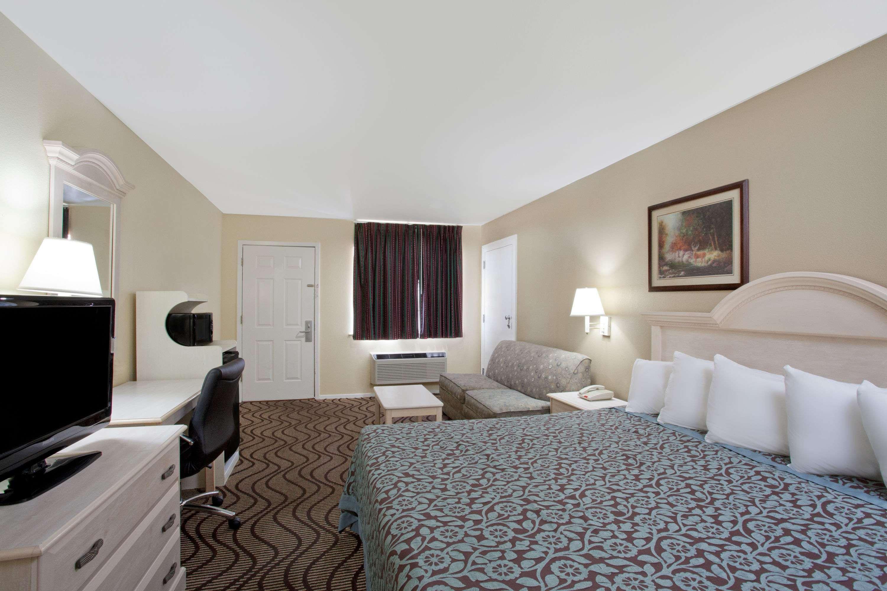 Days Inn By Wyndham Кервилл Экстерьер фото
