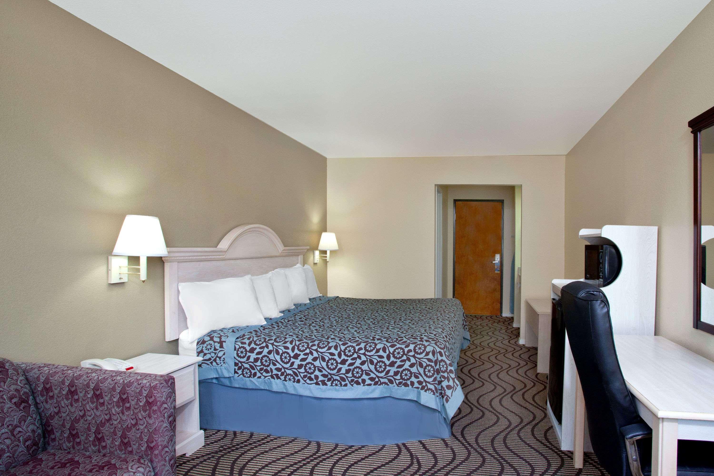 Days Inn By Wyndham Кервилл Экстерьер фото