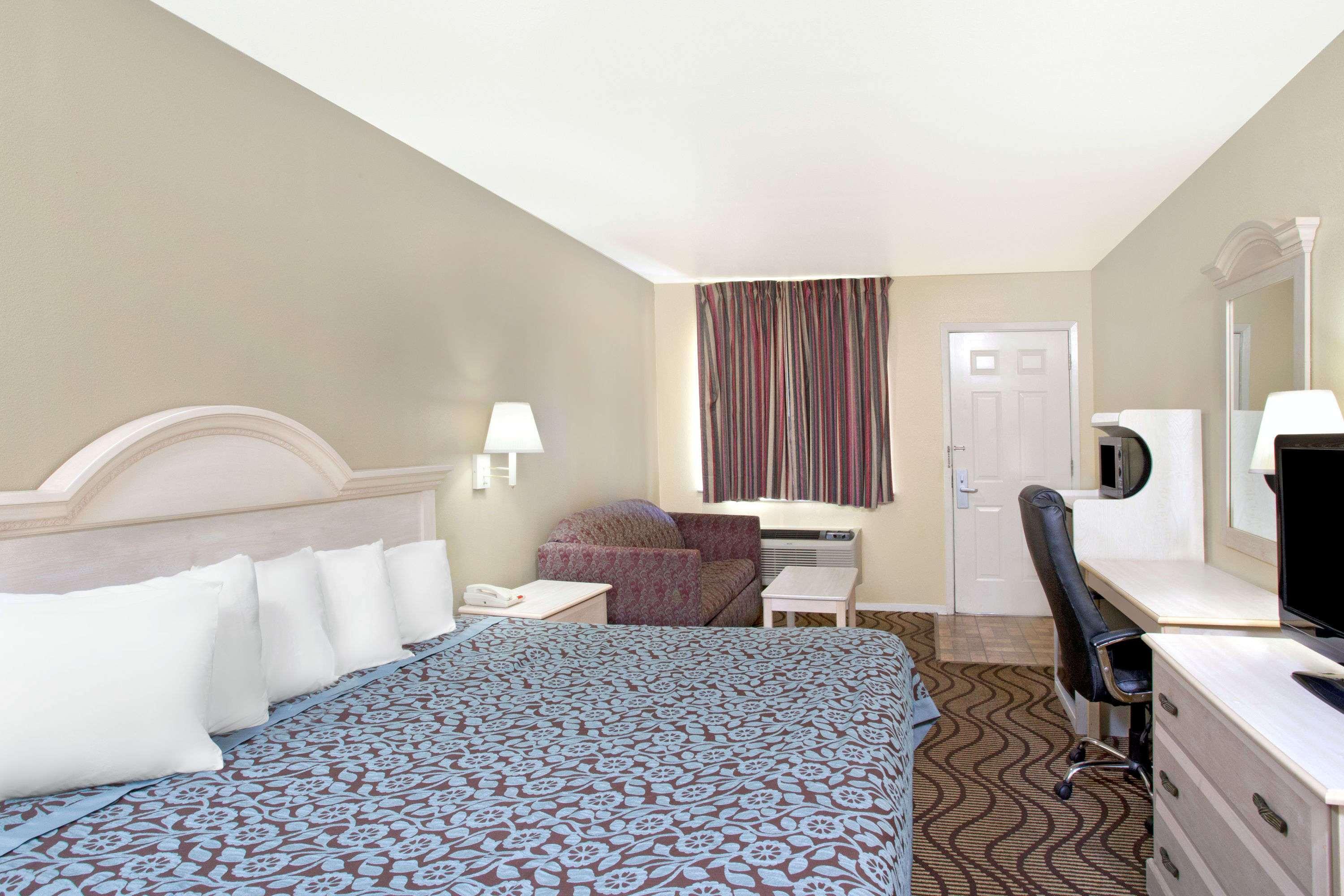 Days Inn By Wyndham Кервилл Экстерьер фото