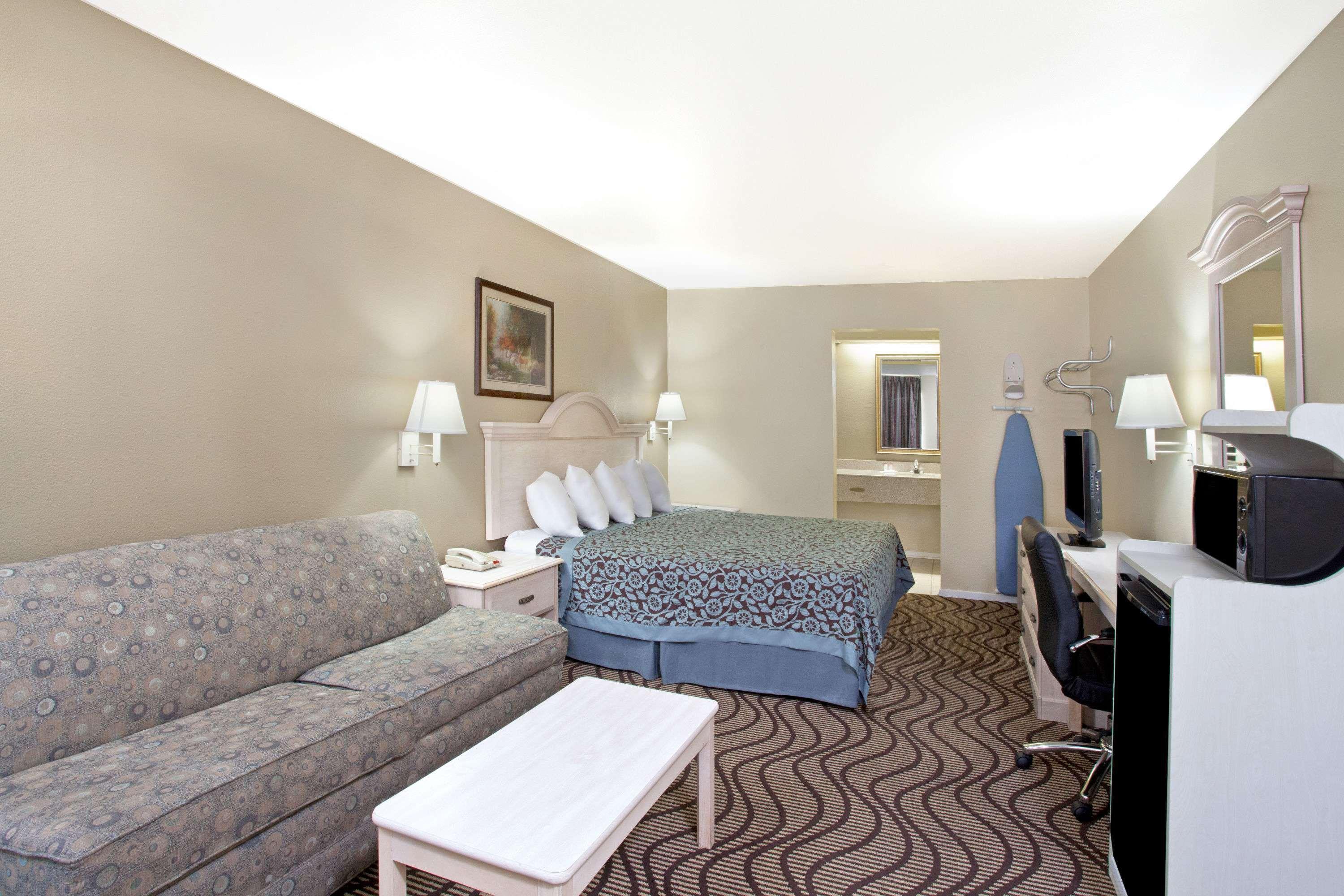 Days Inn By Wyndham Кервилл Экстерьер фото