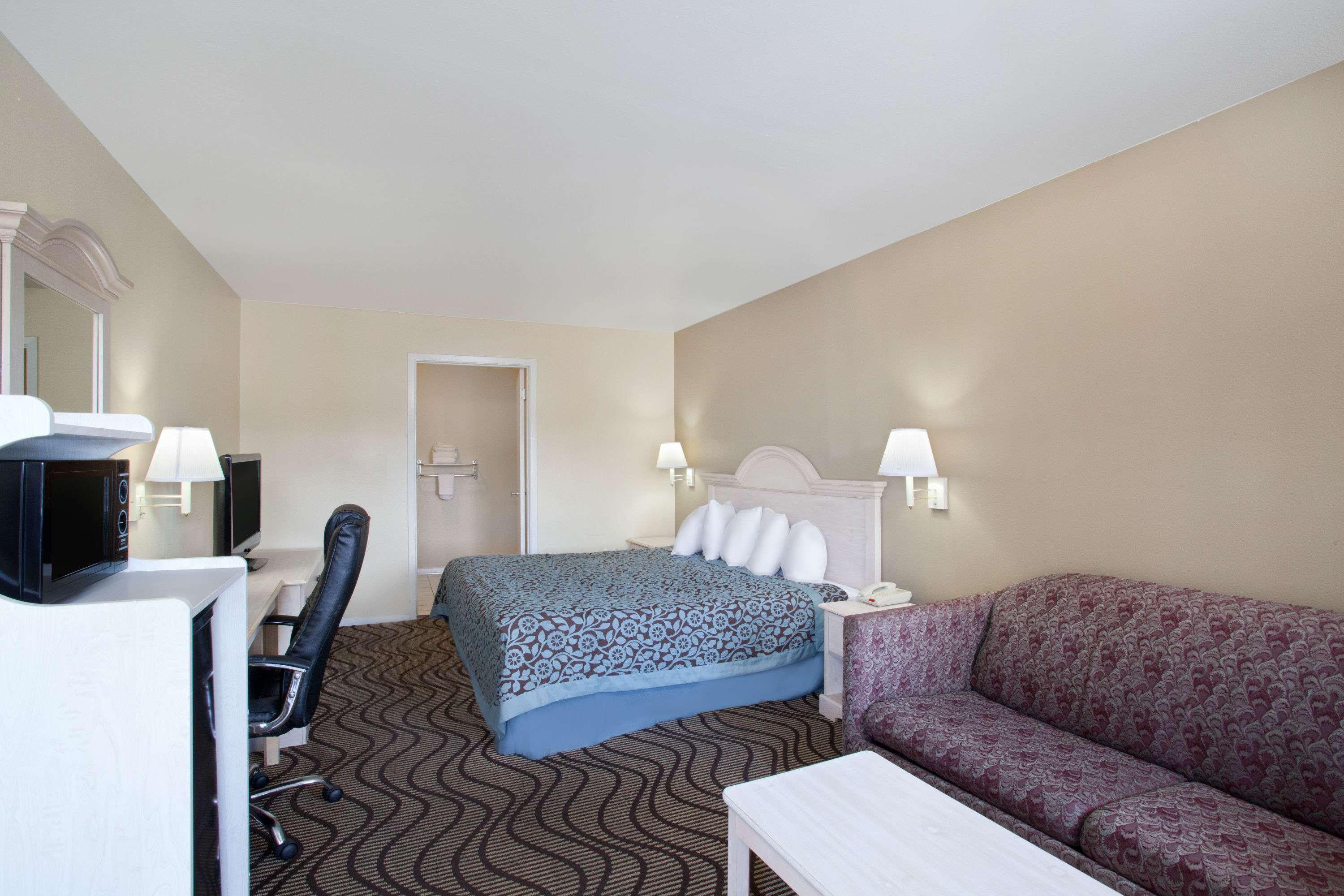 Days Inn By Wyndham Кервилл Экстерьер фото