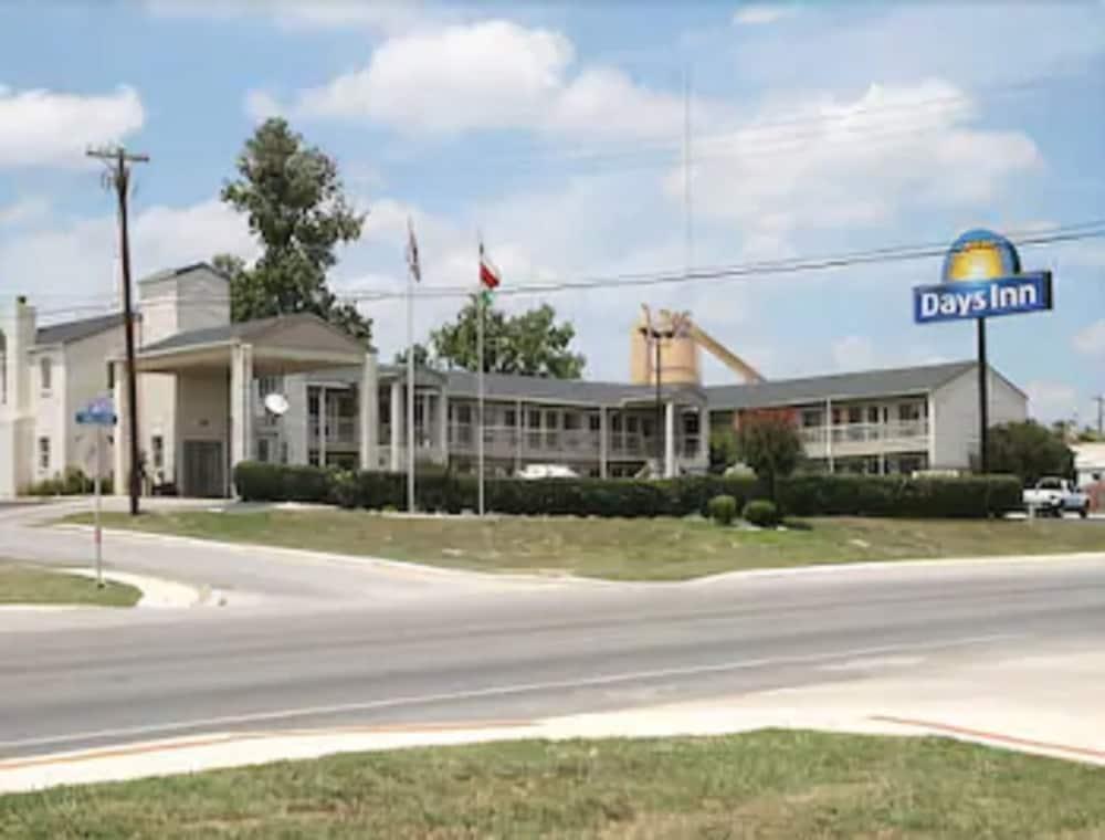 Days Inn By Wyndham Кервилл Экстерьер фото